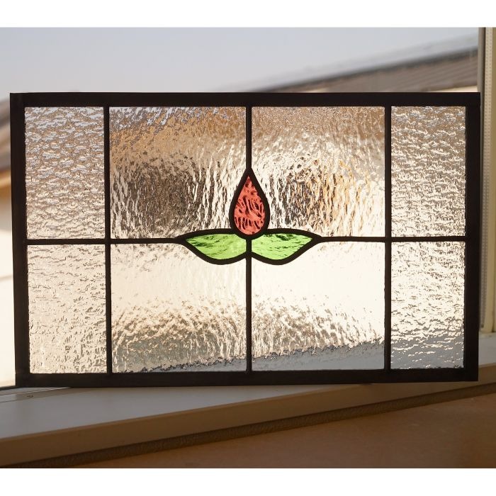 <br>訳あり 10％OFF ステンドグラス パネル 住宅用 小さなつぼみ パープル 40cm×25cm　<br>【ステンド 室内窓 壁埋め込み スクエア 小窓 アンティークモチーフ レトロ 明り採り 新築 改築 新生活 リフォーム インテリア 建材パーツ 空間アクセント 室内装飾 壁装飾】
