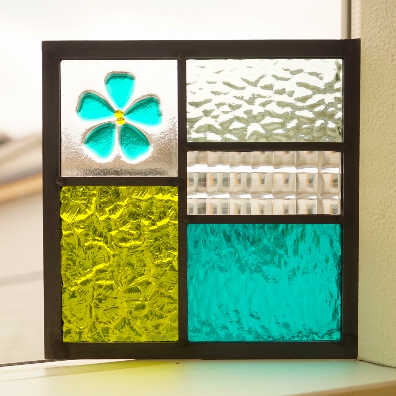 <br>ステンドグラス パネル 住宅用 5つのガラスMIXフュージング桜 グリーン 18cm×18cm<br>【ステンド 室内窓 壁埋め込み チェッカーガラス スクエア 緑 小窓 明かり採り 新築 改築 新生活 リフォーム インテリア 建材パーツ 空間アクセント 室内装飾 壁装飾 大正ロマン】