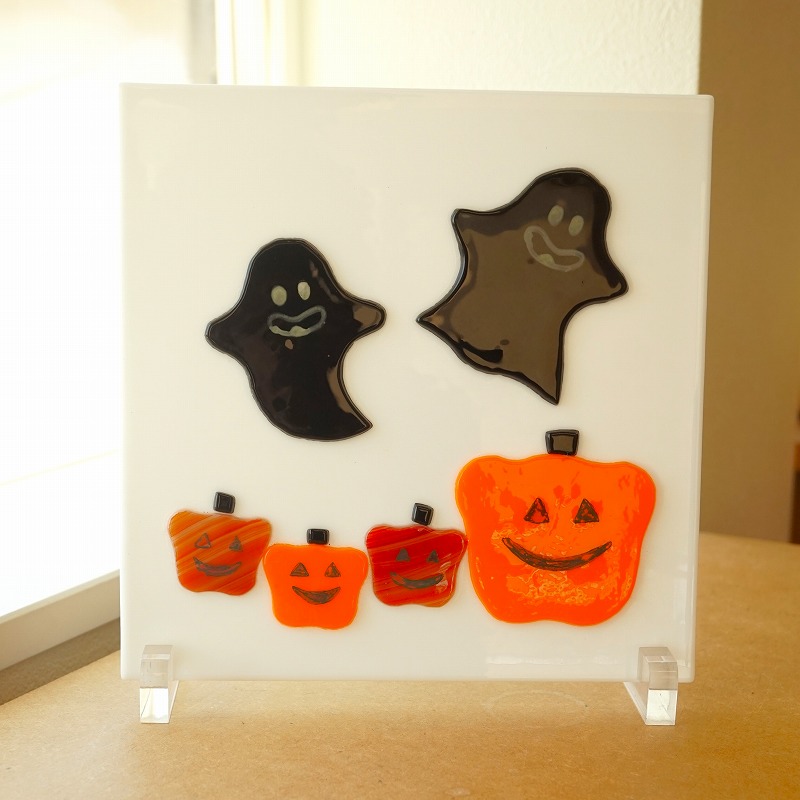 一点もの フュージング 住宅用ガラスパネル ハロウィン おばけとかぼちゃ 20cm×20cm 【ステンドグラス工房直販 ドア 扉 スクエア 可愛い 明かり採り 壁埋め込み 小窓 新築 改築 新生活 リフォーム インテリア 建材パーツ 空間アクセント 室内装飾 壁装飾】
