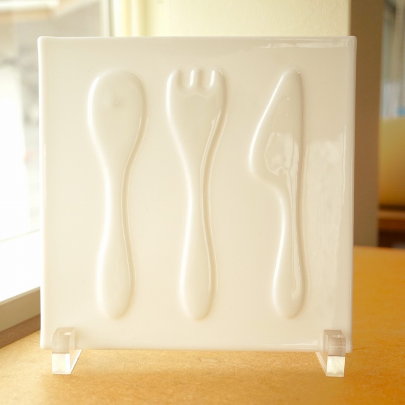 【訳あり】フュージングガラス カトラリー 透けない白 17.8cm×17.8cm 【ステンドグラス工房直販 ドア 扉 スクエア 明かり採り 壁埋め込み 小窓 新築 改築 新生活 リフォーム インテリア 建材パーツ 空間アクセント 室内装飾 壁装飾】
