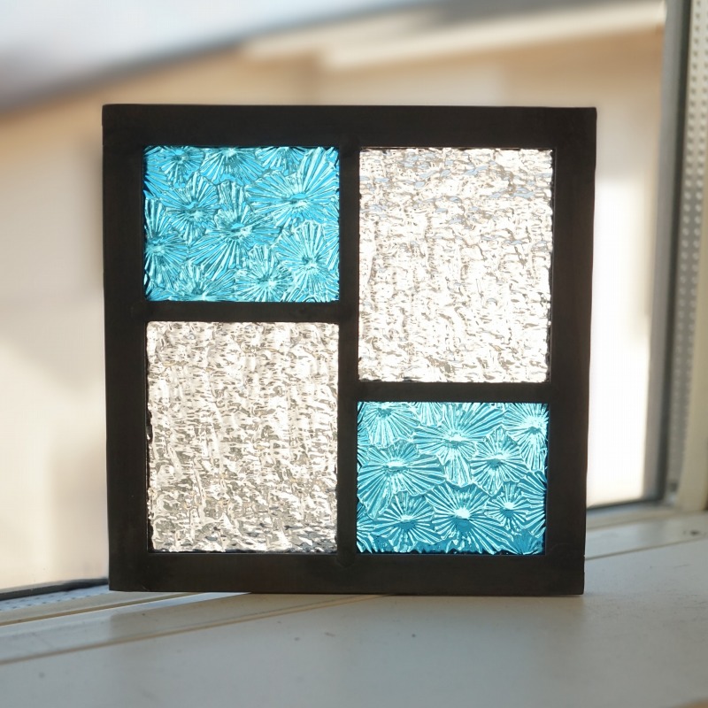 <br>ステンドグラス パネル 住宅用 ステップライン 水色×クリア 12cm×12cm<br>【ステンド 室内窓 壁埋め込み 小窓 スクエア 明かり採り 新築 改築 新生活 リフォーム インテリア 建材パーツ 空間アクセント 室内装飾 壁装飾】