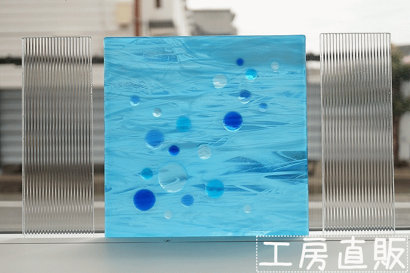 【楽天市場】ブラケット 差替え専用ガラスパネルセット（正面1枚・左1枚・右1枚）フュージング ガラス玉 3種のブルーとクリア 背景ブルー