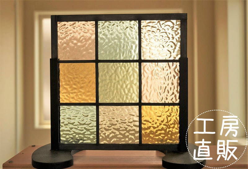 <br>一点もの ステンドグラスパネル 住宅用 格子3×3 5種の淡い色の組み合わせ 25cm×25cm <br>【ステンド 室内窓 壁埋め込み 小窓 スクエア パステルカラー 明かり採り 新築 改築 新生活 リフォーム インテリア フローラ 建材パーツ 空間アクセント 室内装飾 壁装飾】