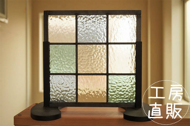 <br>一点もの ステンドグラスパネル 住宅用 格子3×3 クリア×淡い色の組み合わせ 25cm×25cm <br>【ステンド 室内窓 壁埋め込み 小窓 スクエア パステルカラー 明かり採り 新築 改築 新生活 リフォーム インテリア フローラ 建材パーツ 空間アクセント 室内装飾 壁装飾】