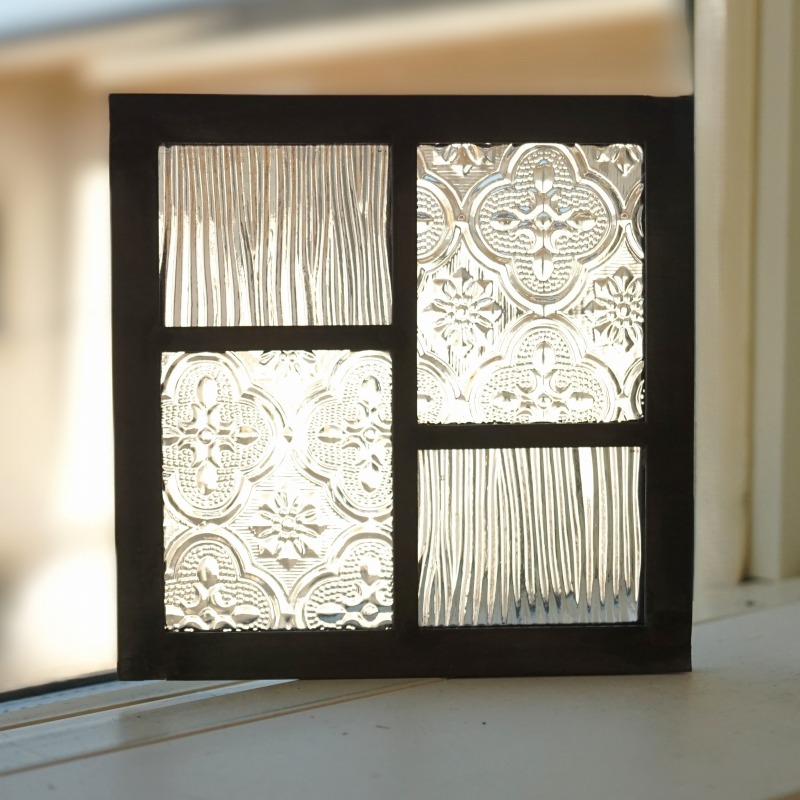 <br>ステンドグラス パネル 住宅用 ステップライン 2種のクリア 12cm×12cm<br>【ステンド 室内窓 壁埋め込み 小窓 スクエア カラーレス　フローラガラス  明かり採り 新築 改築 新生活 リフォーム インテリア 建材パーツ 空間アクセント 室内装飾 壁装飾】
