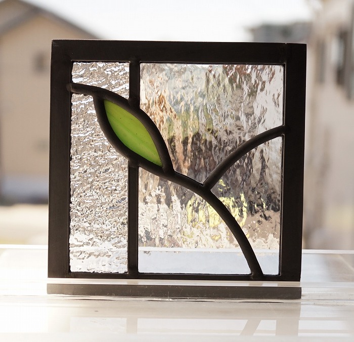 <br>ステンドグラス パネル 住宅用 小さな葉っぱ ライン 2種のクリアの背景 12cm×12cm<br>【ステンド 室内窓 壁埋め込み 小窓 スクエア 葉っぱ 明かり採り 新築 改築 新生活 リフォーム インテリア 建材パーツ 空間アクセント 室内装飾 壁装飾】