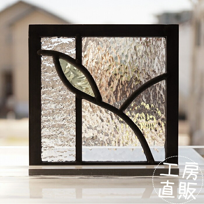 <br>ステンドグラス パネル 住宅用 小さな葉っぱ ライン 淡いグリーン 2種のクリアの背景 12cm×12cm<br>【ステンド 室内窓 壁埋め込み 小窓 スクエア 緑 葉っぱ 明かり採り 新築 改築 新生活 リフォーム インテリア 建材パーツ 空間アクセント 室内装飾 壁装飾】