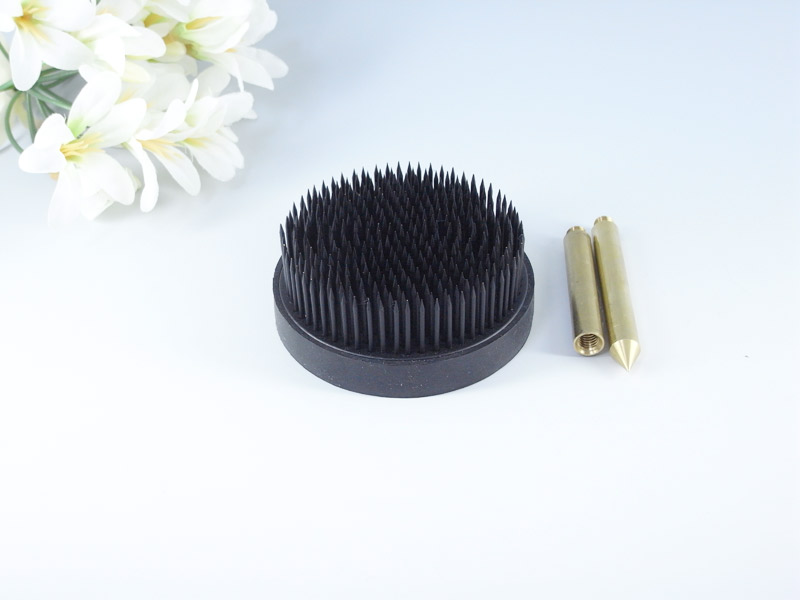 【華道用品】【剣山】 黒色 7号(7.1センチ) 丸型 足付き 【生け花 いけばな フラワーアレンジメント 華道具 花留め 生け花用品 園芸 ガーデニング】