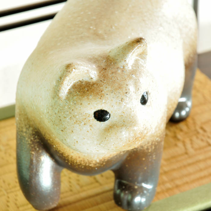 楽天市場 信楽焼 陶器 ねこ おでぶねこ 12号 猫 ネコ ぽっちゃり 可愛い しがらき焼 やきもの インテリア ギフト プレゼント 縁起物 置物 焼き物 たぬきのお宿