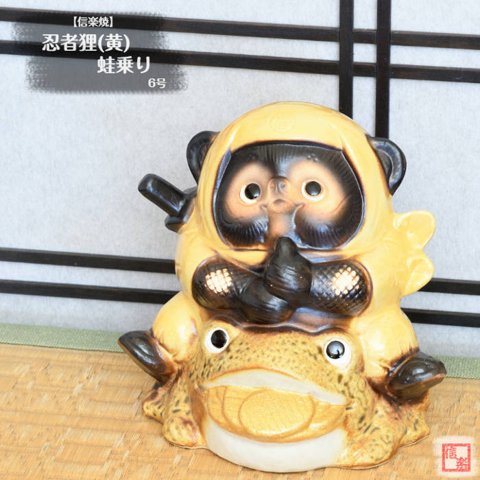 信楽焼の豚の看板。 信楽焼の豚の看板。