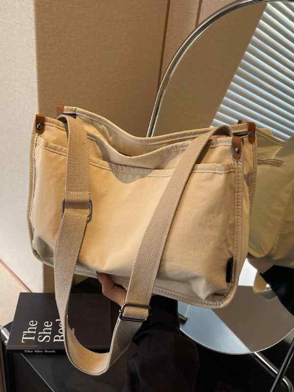 トートバッグ 女性用 帆布 ナイロン 中型 大容量 横型 方形 ジッパー開閉 単肩掛け 斜めがけ ミディアムソフト 車縫い ステッチ ポケット内蔵 ダークカーキ ベージュ ミリタリーグリーン ブラック かっちり 米白 軍緑 黒 通勤 大学生 普段使い 旅