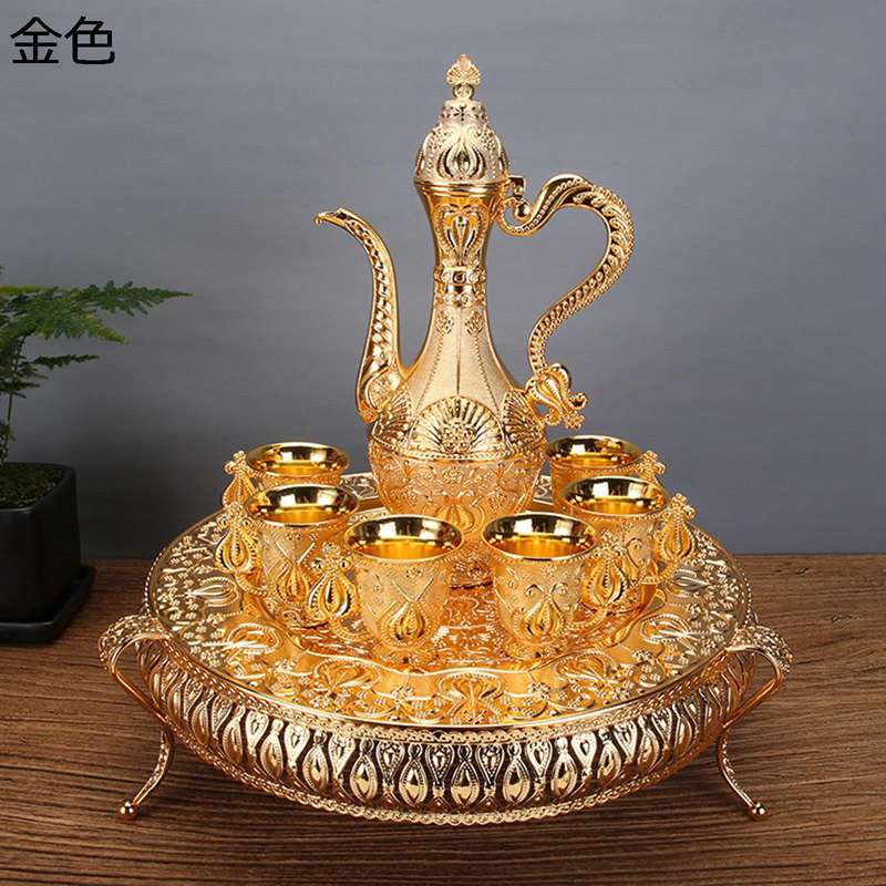 酒器セット 北欧風 精巧な彫刻酒器セット 宮廷風 合金製 エレガント 酒器 徳利 持ち手付き 蓋付き 台座付き ぐい呑 お猪口 セット 立体感 上品 8点セット 宴会 来客用 引っ越し祝 結婚記念日 贈り物 ギフト プレゼント|感謝マーケット