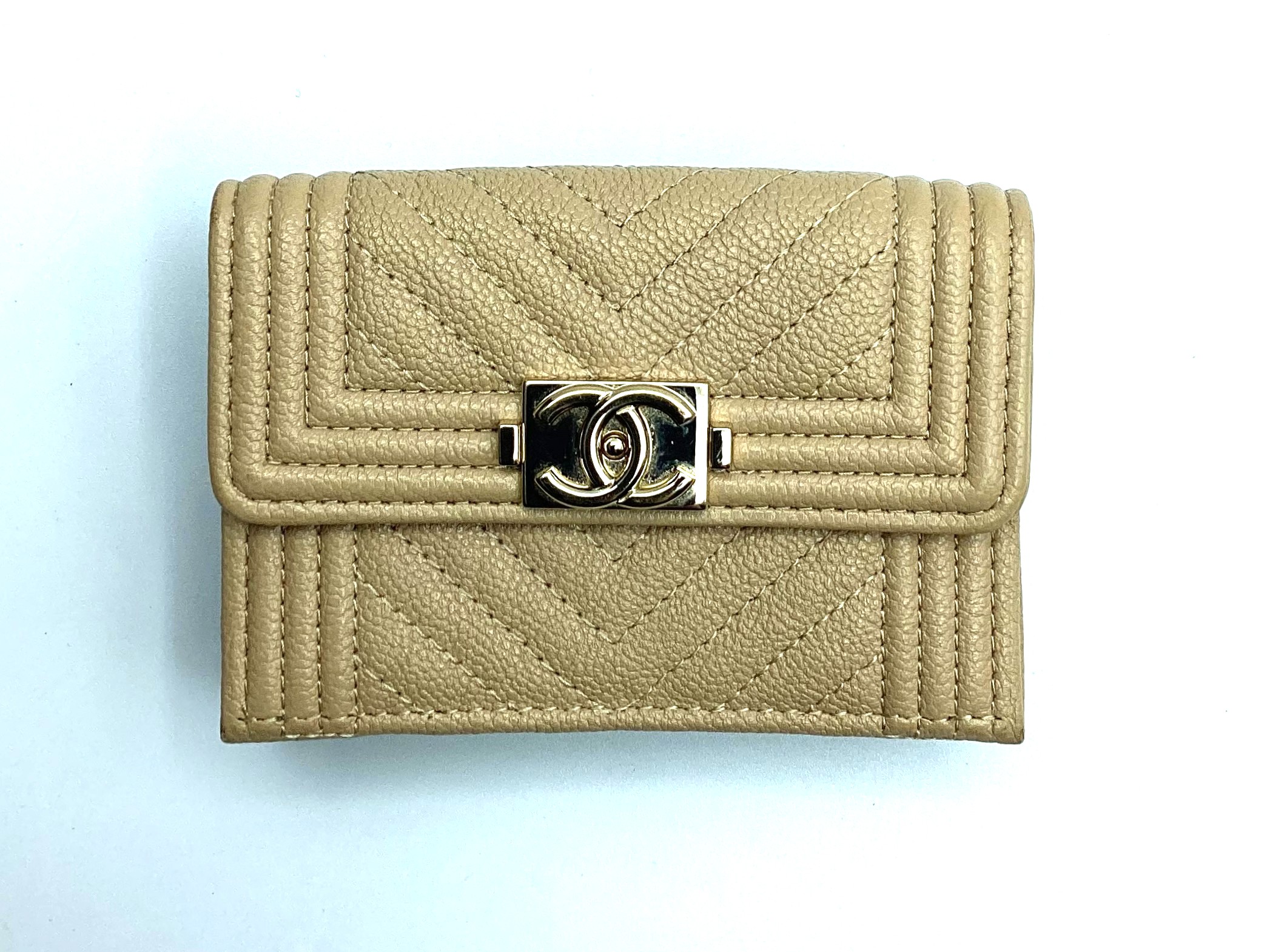 レディース【中古】 　ＣＨＡＮＥＬ　シャネル 　三つ折り財布 　A84432 ボーイシャネル　コンパクト財布 　キャビアスキン　ベージュ　Vステッチ 　【楽ギフ_包装選択】