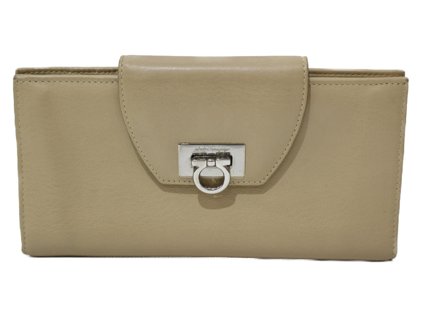 FERRAGAMO　フェラガモ　二つ折り長財布　ガンチーニ　レザー　ベージュ　レディース　長財布　ウォレット　プレゼント包装可　【中古】新居浜店