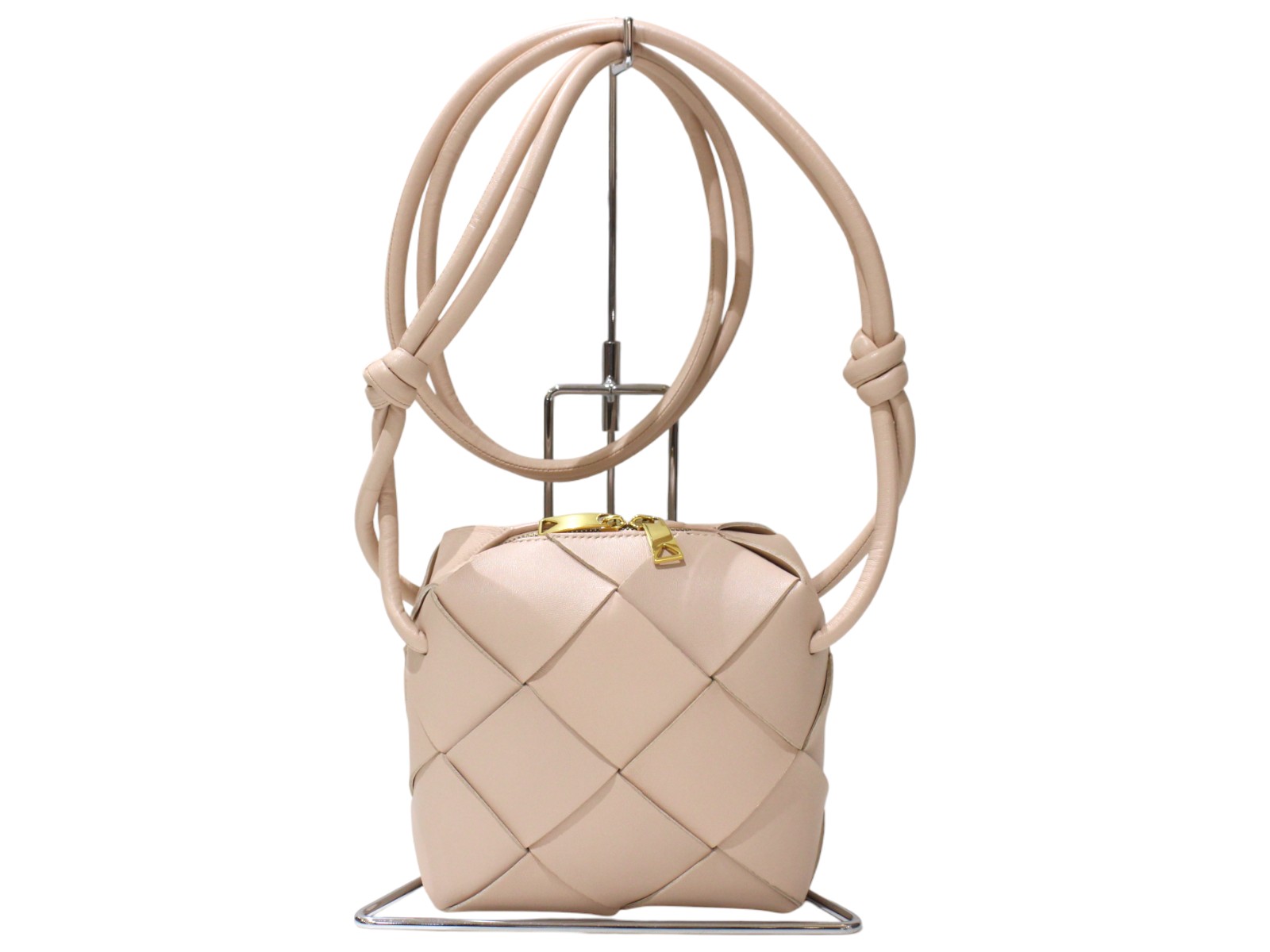 BOTTEGA VENETA　ボッテガ・ヴェネタ　ミニカセット ショルダーバッグ　ベージュ系　レザー　レディース　ウィメンズ　ユニセックス　人気　ブランド　定番　ギフト　プレゼント包装可【中古】松前R56号店｜かんてい局松前Ｒ５６号店 88,440円