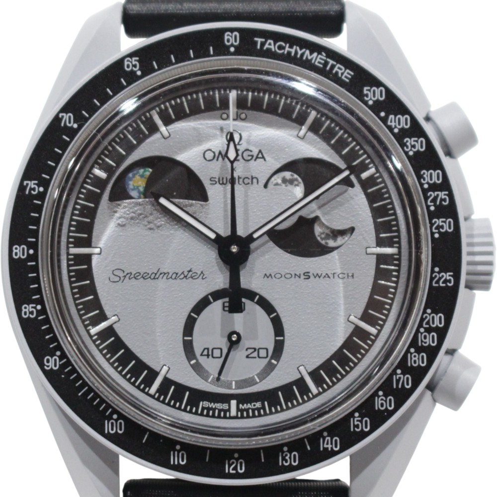 【箱・取扱説明書・販売証明書あり】OMEGA&times;SWATCH　オメガ&times;スウォッチ　ミッショントゥザムーン　SO33M700　クオーツ　ムーンフェイズ　アースフェイズ　ライトグレー　バイオセラミック　メンズ　腕時計　ウォッチ　プレゼント包装　ギフト【中古】松山久万ノ台店｜かんてい局松前Ｒ５６号店