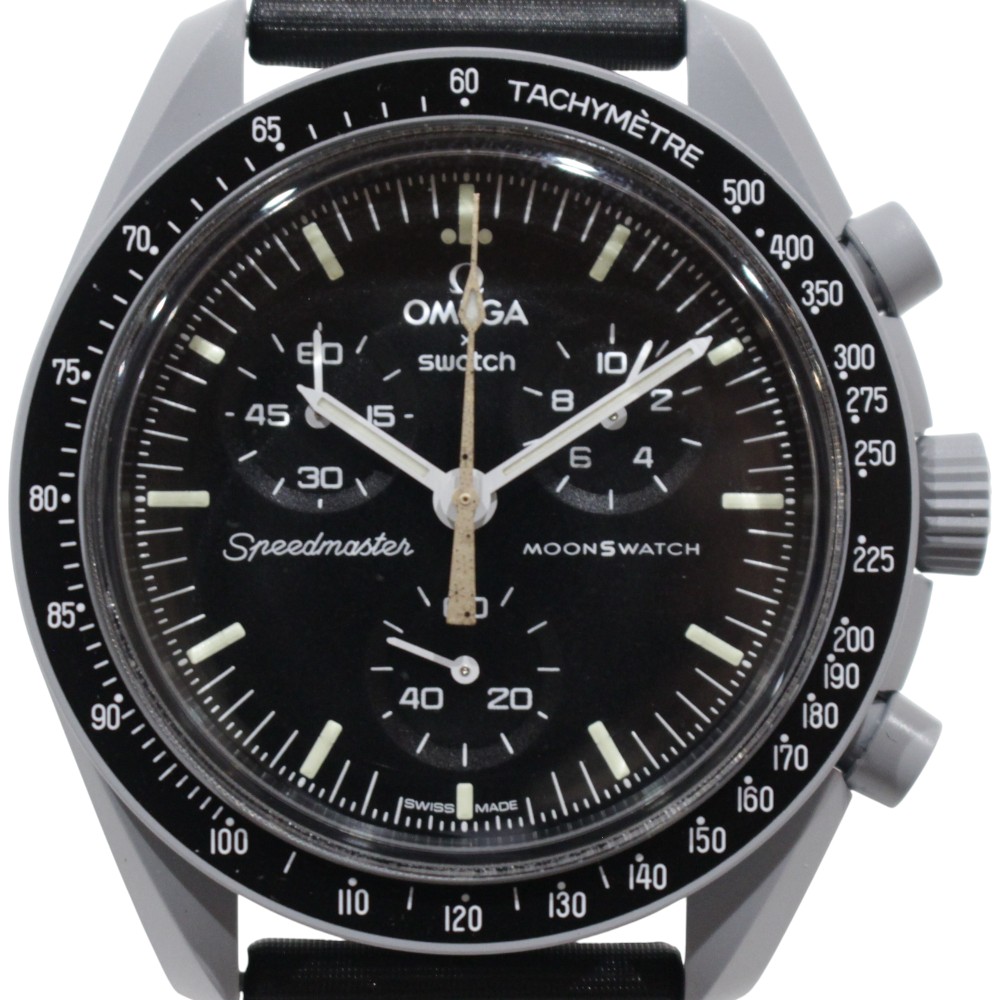 【箱・取説・販売証明書あり】OMEGA&times;SWATCH　オメガ&times;スウォッチ　ミッショントゥムーンシャインゴールド ビーバームーン　SO33M102-112　2023年限定　クオーツ　クロノグラフ　ブラック　メンズ　腕時計　ウォッチ　プレゼント包装　ギフト【中古】松山久万ノ台店｜かんてい局松前Ｒ５６号店