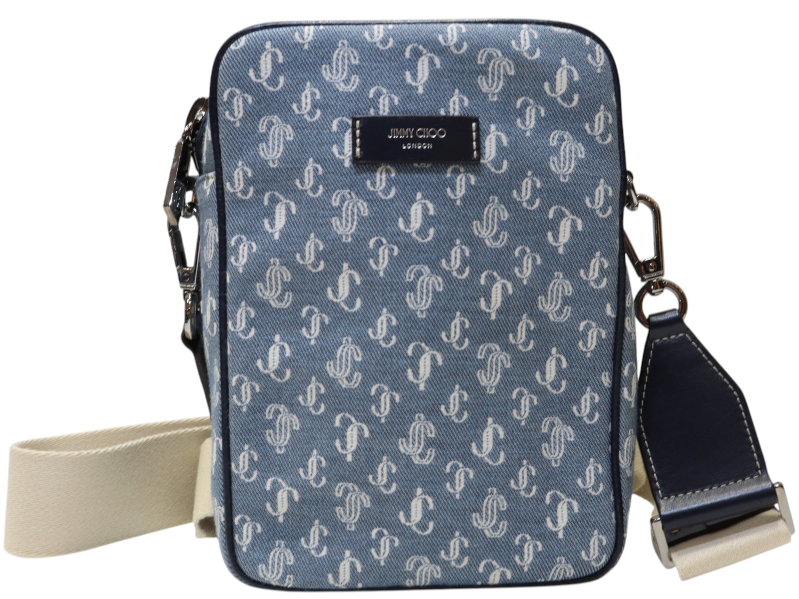 JIMMY CHOO ジミーチュウ ジーンズショルダーバッグ 青碧系 JCモノグラム チャック開閉 しろがね色金具 肩かけ 曲がった掛け メンズ レディース ユニ一発やる ブランド名御徒面子 差し上げ物荷造り 差し上げ物【中古】松山朝生田店