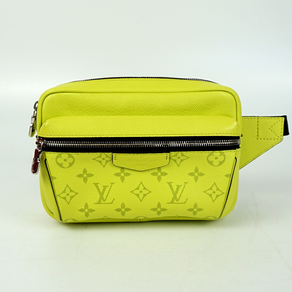 LOUIS VUITTON　ルイヴィトン　M30239　アウトドア メッセンジャーPM　タイガラマ　ジョーヌ　イエロー系　黄　ボディバッグ　クロスボディ　メンズバッグ　【中古】 96,140円