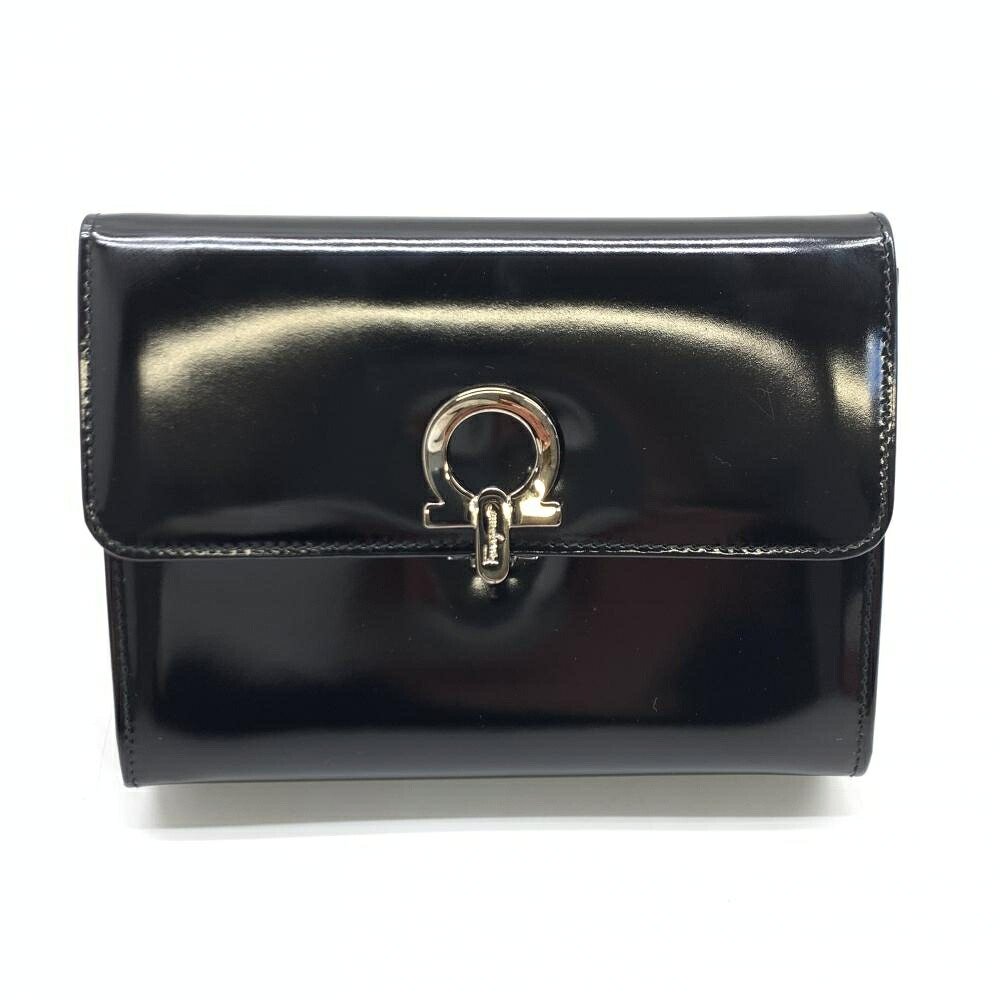 Salvatore Ferragamo サルヴァトーレフェラガモ ミニクラッチバッグ ガンチーニ エナメル 黒 黒いこと しろがね色金具 管理することRT45852