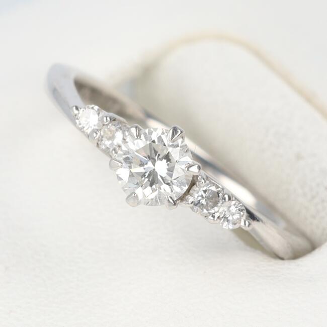 PT900 一粒ダイヤモンドリング D0.33ct/D0.10ct 約8号/約2.9g ラウンドブリリアント/ROUND BRILLIANT CUT デザイン プラチナ/Platinum 婚約 結婚 女性/レディース ギフト プレゼント 贈り物 お祝い【中古】h