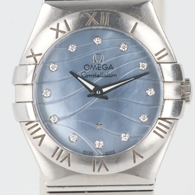 オメガ【OMEGA】123.10.27.60.57.001 コンステレーション プリュム ブラッシュクォーツ 12Pダイヤモンド ステンレススチール/SS シルバーカラー ウォッチ ブルーマザーオブパール文字盤 レディース/女性 ギフト プレゼント 贈り物 お祝い【中古】h｜質屋かんてい局つくば　店