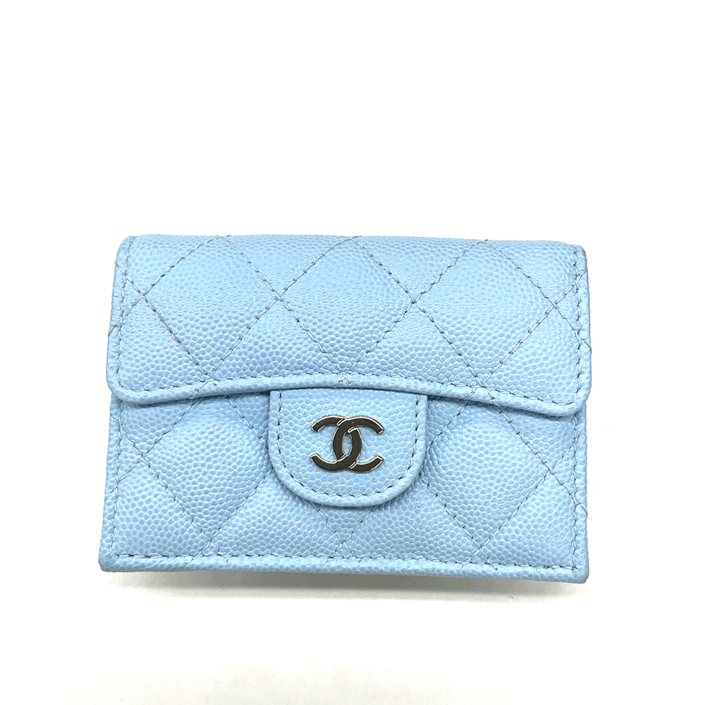 N【CHANEL】シャネル　クラシックスモールフラップウォレット　AP0230　ライトブルー　ゴールドカラー金具　マトラッセ　キャビアスキン　レディース　コンパクト　中古　USED品　質屋かんてい局 那須塩原店★ R2403559