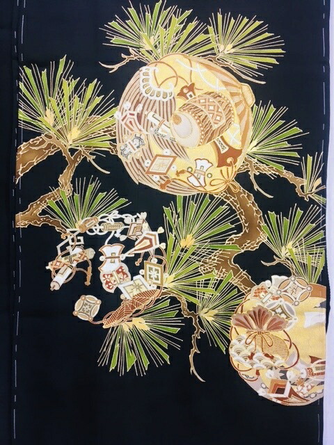798  手書き友禅黒留袖 正絹黒留袖 新品未仕立てもの品 仮絵羽仕立てもの 松に宝尽くしの丸柄 礼装用 宝尽くし柄 御芽出度 フォーマル 御芽出度お上さんの第一礼装です 絹100% 御芽出度のお取り持ち役、ご両親、ご親族グループの方に！
