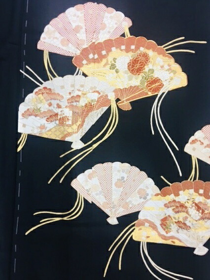 799  墨付き友禅黒留袖 正絹黒留袖 新品未仕立てもの品 仮絵羽仕立てもの 檜扇ちらし柄 ひおうぎ 礼装用 御芽出度 フォーマル 御芽出度お上さんの第一礼装です 絹100% 御芽出度のお取り持ち役、ご両親、ご親族グループの方に！