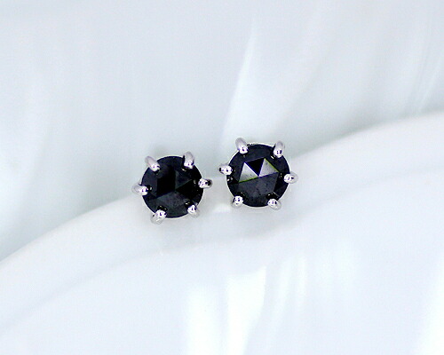 0.4ct ブラック ダイヤモンド ピアス