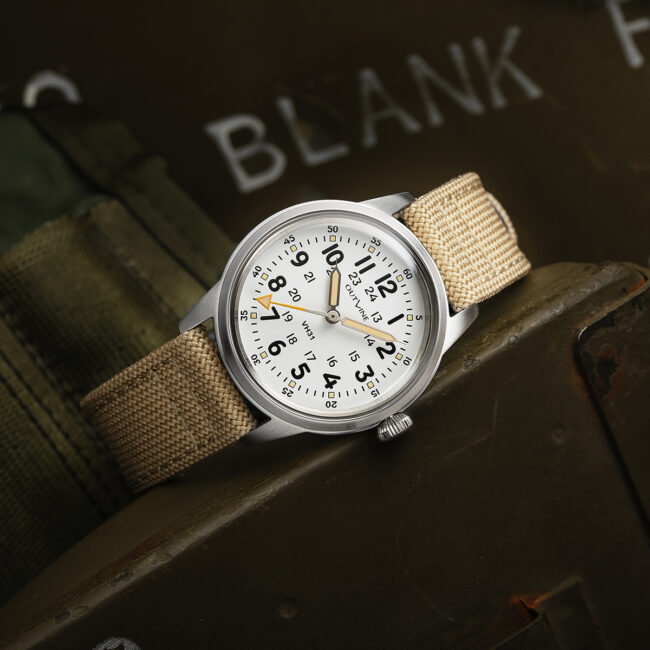 OUTLINE アウトライン ミリタリーType1950 (24時間表示 ホワイト)スイープセコンド付きSEIKO Cal.VH31 クォーツ腕時計 メンズ 男性用腕時計 24-hour dial WHITE ミリタリーウォッチ|加坪屋(かつぼや)