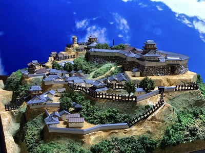 [完成品] 　多聞山城（奈良市法蓮町1416）日本の城　お城のジオラマ模型　プラモデル　城郭模型｜お城のジオラマ鍬匠甲冑屋