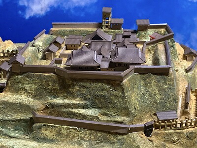 [完成品] 　新府城（韮崎市中田町中条上野字城山）続日本100名城　日本の城　お城のジオラマ模型　プラモデル　城郭模型｜お城のジオラマ鍬匠甲冑屋