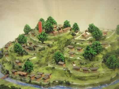 [完成品］古宮城（愛知県作手村宮山）　ケース付き　ミニサイズ　続日本100名城　日本の城　お城　ジオラマ　模型　プラモデル　城郭模型｜お城のジオラマ鍬匠甲冑屋
