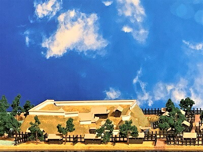 [完成品］近江　下坂氏館・城　ケース付き　ミニサイズ　　推定復元　日本の城　お城　ジオラマ　模型　プラモデル　城郭模型｜お城のジオラマ鍬匠甲冑屋
