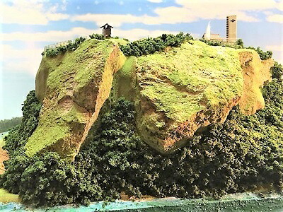 [完成品]　岩殿山城（大月市賑岡町岩殿山）　　ケース付き　ミニサイズ　風林火山　山梨県の城　日本の城　お城　ジオラマ　模型　プラモデル　城郭模型｜お城のジオラマ鍬匠甲冑屋