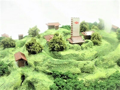 [完成品]　谷戸城（北杜市大泉村谷戸字城山）　ケース付き　ミニサイズ　風林火山　武田信玄ゆかりの城　日本の城　お城　ジオラマ　模型　プラモデル　城郭模型｜お城のジオラマ鍬匠甲冑屋