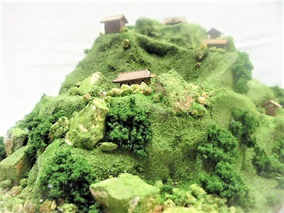 [完成品]　湯村山城（甲府市湯村町）　ケース付き　ミニサイズ　風林火山　武田信玄ゆかりの城　日本の城　お城　ジオラマ　模型　プラモデル　城郭模型｜お城のジオラマ鍬匠甲冑屋