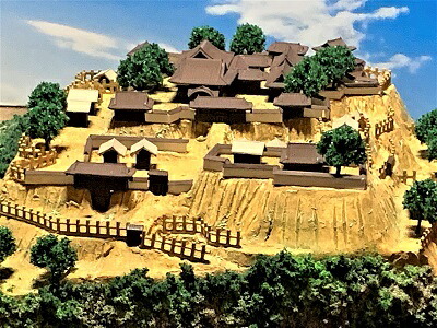 [完成品]　越後・上条城　(じょうじょうじょう)　(新潟県柏崎市) ケース付き　ミニサイズ　越後守護長尾家を支えた城　　日本の城　お城　ジオラマ　模型　プラモデル　城郭模型｜お城のジオラマ鍬匠甲冑屋