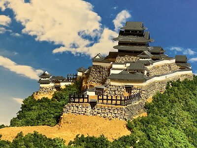 [完成品］近江八幡城（近江八幡市宮内町八幡山）　ケース付き　ミニサイズ　日本の城　お城　ジオラマ　模型　プラモデル　城郭模型｜お城のジオラマ鍬匠甲冑屋