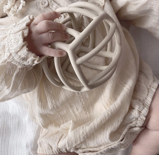 楽天市場 送料無料 レビューキャンペーン実施中 ランキング1位 Kawaii Born 全4色 ベビーシリコンボール ベビーボール オー 知育 おもちゃ 赤ちゃん 出産祝い 出産ギフト Kawaiizou 知育 室内 プレゼント ギフト 初めての 新生児 ０歳 1ヶ月 2ヶ月 3ヶ月 人気