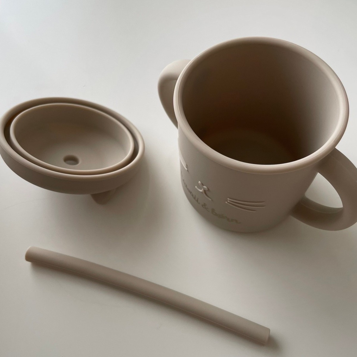【送料無料】★レビューキャンペーン実施中★シリコンストローマグkawaiiborn食洗器対応オリジナルストローマグ赤ちゃんネコちゃん持ち運び子供服kawaiiZOUねこマグ韓国ベビー用品こぼれにくい保存容器ストロー練習こぼれ防止出産祝い