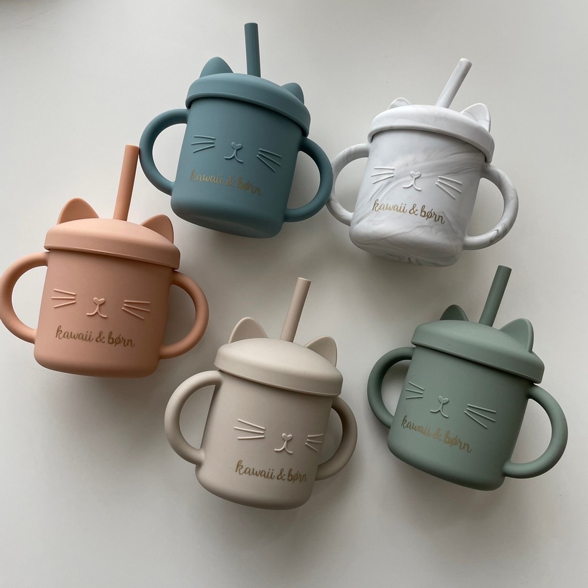 【送料無料】★レビューキャンペーン実施中★シリコンストローマグkawaiiborn食洗器対応オリジナルストローマグ赤ちゃんネコちゃん持ち運び子供服kawaiiZOUねこマグ韓国ベビー用品こぼれにくい保存容器ストロー練習こぼれ防止出産祝い