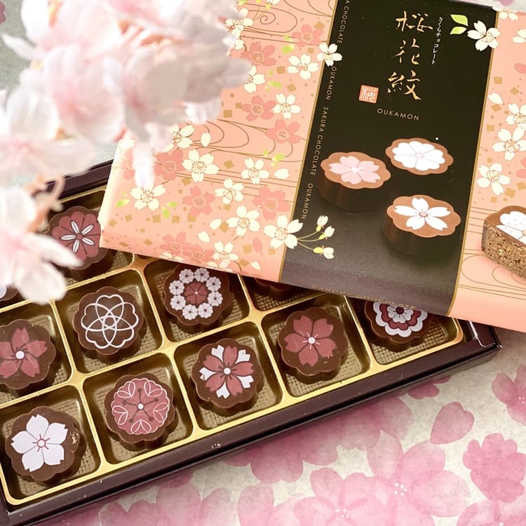 楽天市場 桜花紋 モンロワール 15個入 チョコレート 桜 かわいい ピンク 甘い 御祝い プレゼント ギフト お祝い おめでとうギフト プレゼント 内祝い 結婚祝い ブライダル お花 ナッツ ミルクチョコレート 人気 クリスマス プレゼント 神戸 風見鶏本舗 プリン ギフト