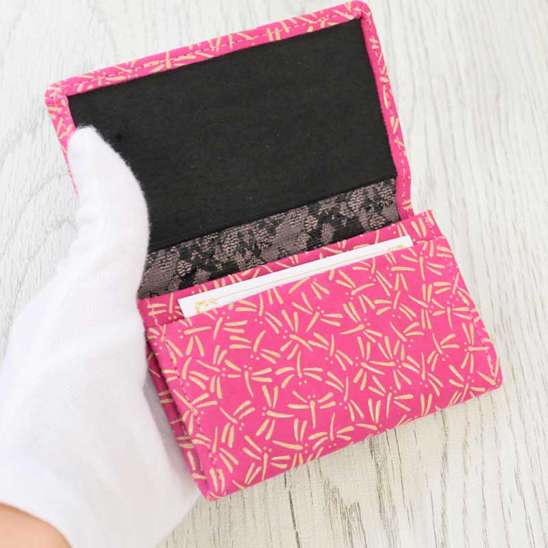 楽天市場 即日発送 ポスト投函 レディース 女性用 名刺入れ カード入れ カードケース 印傳の山本 甲州印伝 とんぼ トンボ 鹿革 革工芸 ピンク ビビッドカラー 日本製 印伝の山本 伝統工芸 手作り 母の日 就職祝い ギフト 贈り物に 楽ギフ 包装 かざり屋