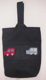 シューズバッグ 入園グッズ 入学グッズ 通園グッズ 面接グッズ ハンドメイドオリジナルデザイン チノクロス クロスステッチ刺繍 三台の車 サイズ変更可能 名前刺繍可能 有料 一針一針丁寧にクロスステッチ刺繍している3色のクルマが可愛く並んでいるハンドメイドシューズ