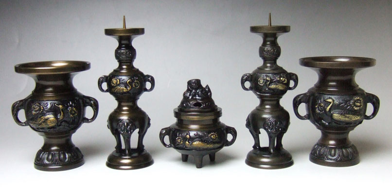 仏具セット 『孔雀具足セット（五具足） 色付 ３,５寸』[お仏壇用] [各宗派おすすめ] [本香炉] [ローソク立て] [花立て] (お彼岸 彼岸 法要 法事 仏壇用 仏壇用品 仏事 仏事用 仏具 仏具用品)