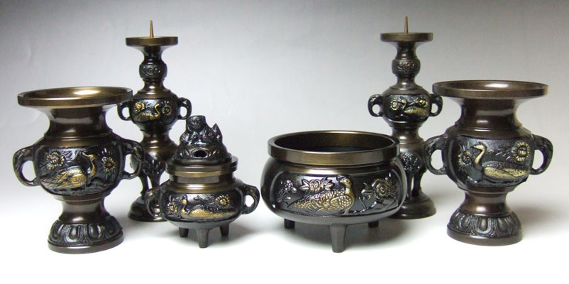 【仏具】仏具セット 『孔雀 具足セット（五具足＋前香炉） 色付 ３,５寸』[お仏壇用] [各宗派おすすめ] [本香炉] [ローソク立て] [花立て] (お彼岸 彼岸 法要 法事 仏壇用 仏壇用品 仏事 仏事用) 44,814円