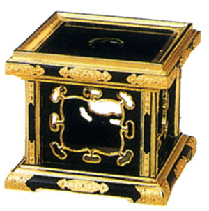 【全品ポイントアップ!】仏具 『八ツ猪目りん台（真宗大谷派用） 木製 黒面金 金具打 3,5寸』[仏壇] [浄土真宗] [東本願寺派] [おりん] [鈴] [鐘] [かね] [カネ] [チーン] [ちーん] (お彼岸 彼岸 法要 法事 おリン 仏壇用 仏壇用品 仏事 仏事用)