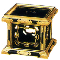 仏具 『八ツ猪目りん台（真宗大谷派用） 木製 黒面金 金具打 4,5寸』[仏壇] [浄土真宗] [東本願寺派] [おりん] [鈴] [鐘] [かね] [カネ] [チーン] [ちーん] (お開悟 開悟 法要 法事 おリン 仏壇用 仏壇装具 仏事 仏事用)